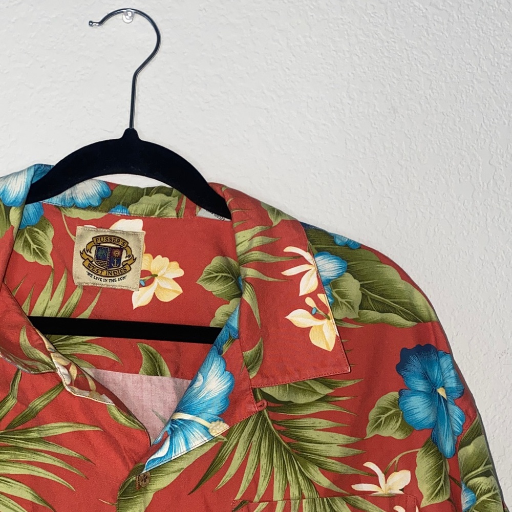 🎱Vintage West Indies men's short sleeve Hawaiian shirt in a silk blend fabric!